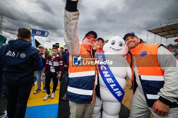 2024-06-15 - Bibendum, Bonhomme Michelin, portrait, during the starting grid of the 2024 24 Hours of Le Mans, 4th round of the 2024 FIA World Endurance Championship, on the Circuit des 24 Heures du Mans, on June 15, 2024 in Le Mans, France - 24 HEURES DU MANS 2024 - STARTING GRID - ENDURANCE - MOTORS