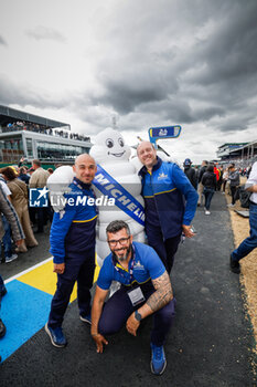 2024-06-15 - Bibendum, Bonhomme Michelin, portrait, during the starting grid of the 2024 24 Hours of Le Mans, 4th round of the 2024 FIA World Endurance Championship, on the Circuit des 24 Heures du Mans, on June 15, 2024 in Le Mans, France - 24 HEURES DU MANS 2024 - STARTING GRID - ENDURANCE - MOTORS