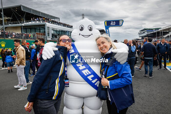 2024-06-15 - Bibendum, Bonhomme Michelin, portrait, during the starting grid of the 2024 24 Hours of Le Mans, 4th round of the 2024 FIA World Endurance Championship, on the Circuit des 24 Heures du Mans, on June 15, 2024 in Le Mans, France - 24 HEURES DU MANS 2024 - STARTING GRID - ENDURANCE - MOTORS