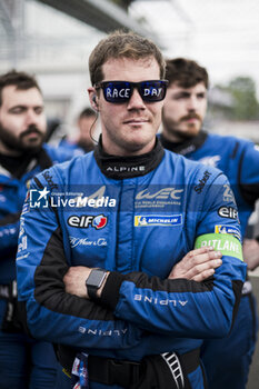 2024-06-15 - Alpine Endurance Team mecaniciens, mechanics during the starting grid of the 2024 24 Hours of Le Mans, 4th round of the 2024 FIA World Endurance Championship, on the Circuit des 24 Heures du Mans, on June 15, 2024 in Le Mans, France - 24 HEURES DU MANS 2024 - STARTING GRID - ENDURANCE - MOTORS