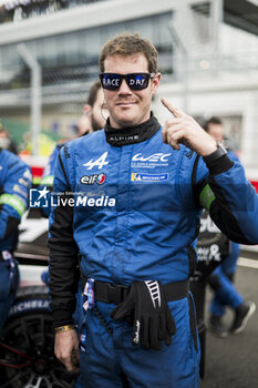 2024-06-15 - Alpine Endurance Team mecaniciens, mechanics during the starting grid of the 2024 24 Hours of Le Mans, 4th round of the 2024 FIA World Endurance Championship, on the Circuit des 24 Heures du Mans, on June 15, 2024 in Le Mans, France - 24 HEURES DU MANS 2024 - STARTING GRID - ENDURANCE - MOTORS