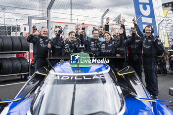 2024-06-15 - 02 BAMBER Earl (nzl), LYNN Alex (gbr), PALOU Alex (spa), Cadillac Racing, Cadillac V-Series.R #02, Hypercar, FIA WEC, ambiance during the starting grid of the 2024 24 Hours of Le Mans, 4th round of the 2024 FIA World Endurance Championship, on the Circuit des 24 Heures du Mans, on June 15, 2024 in Le Mans, France - 24 HEURES DU MANS 2024 - STARTING GRID - ENDURANCE - MOTORS