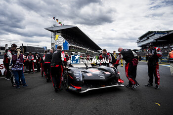 2024-06-15 - 08 BUEMI Sébastien (swi), HARTLEY Brendon (nzl), HIRAKAWA Ryo (jpn), Toyota Gazoo Racing, Toyota GR010 - Hybrid #08, Hypercar, FIA WEC, action during the starting grid of the 2024 24 Hours of Le Mans, 4th round of the 2024 FIA World Endurance Championship, on the Circuit des 24 Heures du Mans, on June 15, 2024 in Le Mans, France - 24 HEURES DU MANS 2024 - STARTING GRID - ENDURANCE - MOTORS