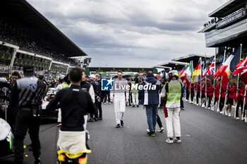 2024-06-15 - 99 TINCKNELL Harry (gbr), JANI Neel (swi), ANDLAUER Julien (fra), Proton Competition, Porsche 963 #99, Hypercar, FIA WEC, portrait during the starting grid of the 2024 24 Hours of Le Mans, 4th round of the 2024 FIA World Endurance Championship, on the Circuit des 24 Heures du Mans, on June 15, 2024 in Le Mans, France - 24 HEURES DU MANS 2024 - STARTING GRID - ENDURANCE - MOTORS