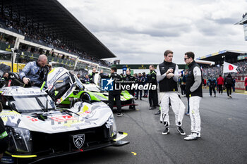 2024-06-15 - 94 VANDOORNE Stoffel (bel), DUVAL Loïc (fra), DI RESTA Paul (gbr), Peugeot TotalEnergies, Peugeot 9x8 #94, Hypercar, FIA WEC, portrait during the starting grid of the 2024 24 Hours of Le Mans, 4th round of the 2024 FIA World Endurance Championship, on the Circuit des 24 Heures du Mans, on June 15, 2024 in Le Mans, France - 24 HEURES DU MANS 2024 - STARTING GRID - ENDURANCE - MOTORS