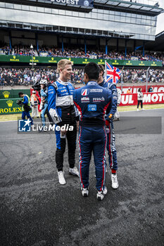 2024-06-15 - 22 JARVIS Oliver (gbr), GARG Bijoy (usa), SIEGEL Nolan (usa), United Autosports, Oreca 07 - Gibson #22, LMP2, ambiance during the starting grid of the 2024 24 Hours of Le Mans, 4th round of the 2024 FIA World Endurance Championship, on the Circuit des 24 Heures du Mans, on June 15, 2024 in Le Mans, France - 24 HEURES DU MANS 2024 - STARTING GRID - ENDURANCE - MOTORS