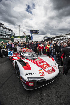 2024-06-15 - 06 ESTRE Kevin (fra), LOTTERER André (ger), VANTHOOR Laurens (bel), Porsche Penske Motorsport, Porsche 963 #06, Hypercar, FIA WEC, action during the starting grid of the 2024 24 Hours of Le Mans, 4th round of the 2024 FIA World Endurance Championship, on the Circuit des 24 Heures du Mans, on June 15, 2024 in Le Mans, France - 24 HEURES DU MANS 2024 - STARTING GRID - ENDURANCE - MOTORS