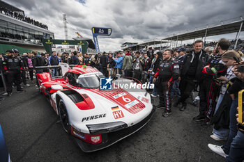 2024-06-15 - 06 ESTRE Kevin (fra), LOTTERER André (ger), VANTHOOR Laurens (bel), Porsche Penske Motorsport, Porsche 963 #06, Hypercar, FIA WEC, action during the starting grid of the 2024 24 Hours of Le Mans, 4th round of the 2024 FIA World Endurance Championship, on the Circuit des 24 Heures du Mans, on June 15, 2024 in Le Mans, France - 24 HEURES DU MANS 2024 - STARTING GRID - ENDURANCE - MOTORS