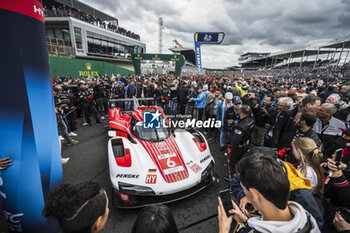 2024-06-15 - 06 ESTRE Kevin (fra), LOTTERER André (ger), VANTHOOR Laurens (bel), Porsche Penske Motorsport, Porsche 963 #06, Hypercar, FIA WEC, action during the starting grid of the 2024 24 Hours of Le Mans, 4th round of the 2024 FIA World Endurance Championship, on the Circuit des 24 Heures du Mans, on June 15, 2024 in Le Mans, France - 24 HEURES DU MANS 2024 - STARTING GRID - ENDURANCE - MOTORS