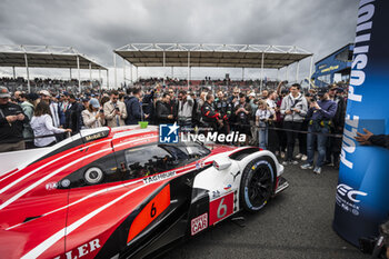 2024-06-15 - 06 ESTRE Kevin (fra), LOTTERER André (ger), VANTHOOR Laurens (bel), Porsche Penske Motorsport, Porsche 963 #06, Hypercar, FIA WEC, action during the starting grid of the 2024 24 Hours of Le Mans, 4th round of the 2024 FIA World Endurance Championship, on the Circuit des 24 Heures du Mans, on June 15, 2024 in Le Mans, France - 24 HEURES DU MANS 2024 - STARTING GRID - ENDURANCE - MOTORS