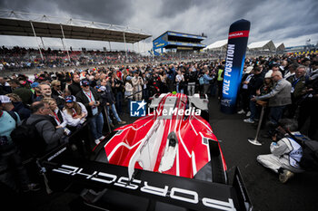 2024-06-15 - 06 ESTRE Kevin (fra), LOTTERER André (ger), VANTHOOR Laurens (bel), Porsche Penske Motorsport, Porsche 963 #06, Hypercar, FIA WEC, action during the starting grid of the 2024 24 Hours of Le Mans, 4th round of the 2024 FIA World Endurance Championship, on the Circuit des 24 Heures du Mans, on June 15, 2024 in Le Mans, France - 24 HEURES DU MANS 2024 - STARTING GRID - ENDURANCE - MOTORS