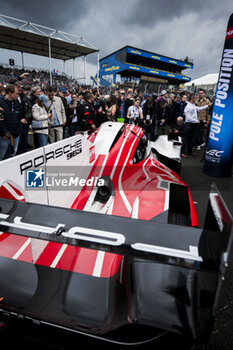 2024-06-15 - 06 ESTRE Kevin (fra), LOTTERER André (ger), VANTHOOR Laurens (bel), Porsche Penske Motorsport, Porsche 963 #06, Hypercar, FIA WEC, action during the starting grid of the 2024 24 Hours of Le Mans, 4th round of the 2024 FIA World Endurance Championship, on the Circuit des 24 Heures du Mans, on June 15, 2024 in Le Mans, France - 24 HEURES DU MANS 2024 - STARTING GRID - ENDURANCE - MOTORS