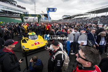 2024-06-15 - 03 BOURDAIS Sébastien (fra), VAN DER ZANDE Renger (ned), DIXON Scott (nzl), Cadillac Racing, Cadillac V-Series.R #03, Hypercar, action during the starting grid of the 2024 24 Hours of Le Mans, 4th round of the 2024 FIA World Endurance Championship, on the Circuit des 24 Heures du Mans, on June 15, 2024 in Le Mans, France - 24 HEURES DU MANS 2024 - STARTING GRID - ENDURANCE - MOTORS