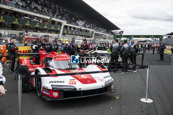 2024-06-15 - 04 JAMINET Mathieu (fra), NASR Felipe (bra), TANDY Nick (gbr), Porsche Penske Motorsport, Porsche 963 #04, Hypercar, action during the starting grid of the 2024 24 Hours of Le Mans, 4th round of the 2024 FIA World Endurance Championship, on the Circuit des 24 Heures du Mans, on June 15, 2024 in Le Mans, France - 24 HEURES DU MANS 2024 - STARTING GRID - ENDURANCE - MOTORS