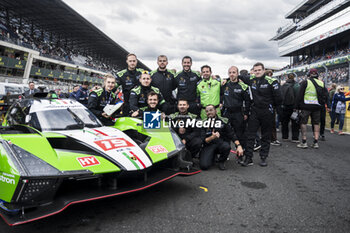 2024-06-15 - 19 GROSJEAN Romain (fra), CALDARELLI Andrea (ita), CAIROLI Matteo (ita), Lamborghini Iron Lynx, Lamborghini SC63 #19, Hypercar, ambiance during the starting grid of the 2024 24 Hours of Le Mans, 4th round of the 2024 FIA World Endurance Championship, on the Circuit des 24 Heures du Mans, on June 15, 2024 in Le Mans, France - 24 HEURES DU MANS 2024 - STARTING GRID - ENDURANCE - MOTORS