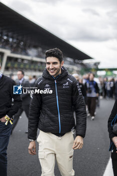 2024-06-15 - OCON Esteban, F1 driver, portrait during the starting grid of the 2024 24 Hours of Le Mans, 4th round of the 2024 FIA World Endurance Championship, on the Circuit des 24 Heures du Mans, on June 15, 2024 in Le Mans, France - 24 HEURES DU MANS 2024 - STARTING GRID - ENDURANCE - MOTORS