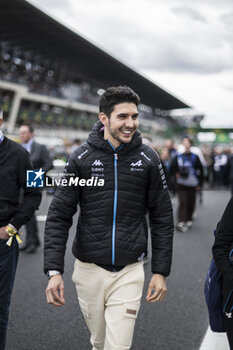 2024-06-15 - OCON Esteban, F1 driver, portrait during the starting grid of the 2024 24 Hours of Le Mans, 4th round of the 2024 FIA World Endurance Championship, on the Circuit des 24 Heures du Mans, on June 15, 2024 in Le Mans, France - 24 HEURES DU MANS 2024 - STARTING GRID - ENDURANCE - MOTORS