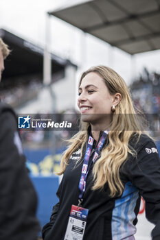 2024-06-15 - Sophia Flörsch portrait during the starting grid of the 2024 24 Hours of Le Mans, 4th round of the 2024 FIA World Endurance Championship, on the Circuit des 24 Heures du Mans, on June 15, 2024 in Le Mans, France - 24 HEURES DU MANS 2024 - STARTING GRID - ENDURANCE - MOTORS