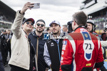 2024-06-15 - GASLY Pierre, F1 driver, portrait during the starting grid of the 2024 24 Hours of Le Mans, 4th round of the 2024 FIA World Endurance Championship, on the Circuit des 24 Heures du Mans, on June 15, 2024 in Le Mans, France - 24 HEURES DU MANS 2024 - STARTING GRID - ENDURANCE - MOTORS