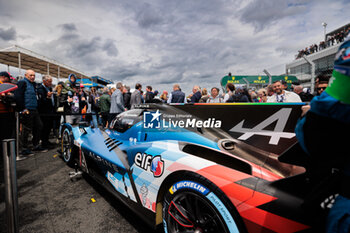 2024-06-15 - 36 VAXIVIERE Matthieu (fra), SCHUMACHER Mick (ger), LAPIERRE Nicolas (fra), Alpine Endurance Team, Alpine A424 #36, Hypercar, FIA WEC, ambiance during the starting grid of the 2024 24 Hours of Le Mans, 4th round of the 2024 FIA World Endurance Championship, on the Circuit des 24 Heures du Mans, on June 15, 2024 in Le Mans, France - 24 HEURES DU MANS 2024 - STARTING GRID - ENDURANCE - MOTORS