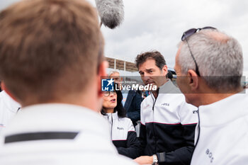 2024-06-15 - Mark WEBBER, former F1 driver, portrait during the starting grid of the 2024 24 Hours of Le Mans, 4th round of the 2024 FIA World Endurance Championship, on the Circuit des 24 Heures du Mans, on June 15, 2024 in Le Mans, France - 24 HEURES DU MANS 2024 - STARTING GRID - ENDURANCE - MOTORS