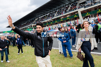 2024-06-15 - OCON Esteban (fra), Alpine F1 Team A524, portrait during the starting grid of the 2024 24 Hours of Le Mans, 4th round of the 2024 FIA World Endurance Championship, on the Circuit des 24 Heures du Mans, on June 15, 2024 in Le Mans, France - 24 HEURES DU MANS 2024 - STARTING GRID - ENDURANCE - MOTORS