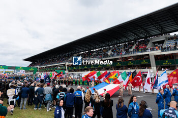 2024-06-15 - Ambiance during the starting grid of the 2024 24 Hours of Le Mans, 4th round of the 2024 FIA World Endurance Championship, on the Circuit des 24 Heures du Mans, on June 15, 2024 in Le Mans, France - 24 HEURES DU MANS 2024 - STARTING GRID - ENDURANCE - MOTORS