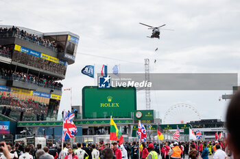 2024-06-15 - Ambiance during the starting grid of the 2024 24 Hours of Le Mans, 4th round of the 2024 FIA World Endurance Championship, on the Circuit des 24 Heures du Mans, on June 15, 2024 in Le Mans, France - 24 HEURES DU MANS 2024 - STARTING GRID - ENDURANCE - MOTORS