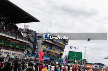 2024-06-15 - Ambiance during the starting grid of the 2024 24 Hours of Le Mans, 4th round of the 2024 FIA World Endurance Championship, on the Circuit des 24 Heures du Mans, on June 15, 2024 in Le Mans, France - 24 HEURES DU MANS 2024 - STARTING GRID - ENDURANCE - MOTORS