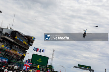 2024-06-15 - Ambiance during the starting grid of the 2024 24 Hours of Le Mans, 4th round of the 2024 FIA World Endurance Championship, on the Circuit des 24 Heures du Mans, on June 15, 2024 in Le Mans, France - 24 HEURES DU MANS 2024 - STARTING GRID - ENDURANCE - MOTORS