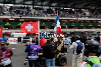 2024-06-15 - ambiance drapeaux, flag during the starting grid of the 2024 24 Hours of Le Mans, 4th round of the 2024 FIA World Endurance Championship, on the Circuit des 24 Heures du Mans, on June 15, 2024 in Le Mans, France - 24 HEURES DU MANS 2024 - STARTING GRID - ENDURANCE - MOTORS