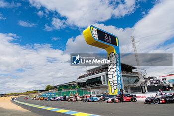 2024-06-15 - 35 MILESI Charles (fra), HABSBURG-Lothringen Ferdinand (aut), CHATIN Paul-Loup (fra), Alpine Endurance Team #35, Alpine A424, Hypercar, FIA WEC, action during the starting grid of the 2024 24 Hours of Le Mans, 4th round of the 2024 FIA World Endurance Championship, on the Circuit des 24 Heures du Mans, on June 15, 2024 in Le Mans, France - 24 HEURES DU MANS 2024 - STARTING GRID - ENDURANCE - MOTORS