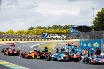 2024-06-15 - 35 MILESI Charles (fra), HABSBURG-Lothringen Ferdinand (aut), CHATIN Paul-Loup (fra), Alpine Endurance Team #35, Alpine A424, Hypercar, FIA WEC, action during the starting grid of the 2024 24 Hours of Le Mans, 4th round of the 2024 FIA World Endurance Championship, on the Circuit des 24 Heures du Mans, on June 15, 2024 in Le Mans, France - 24 HEURES DU MANS 2024 - STARTING GRID - ENDURANCE - MOTORS