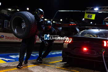 2024-06-16 - Proton Competition mechanic, mecanicien during the 2024 24 Hours of Le Mans, 4th round of the 2024 FIA World Endurance Championship, on the Circuit des 24 Heures du Mans, from June 15 to 16, 2024 in Le Mans, France - 24 HEURES DU MANS 2024 - RACE - ENDURANCE - MOTORS