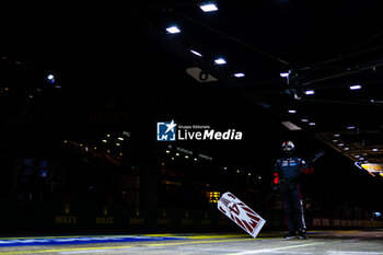 2024-06-16 - Porsche Penske Motorsport mechanic, mecanicien during the 2024 24 Hours of Le Mans, 4th round of the 2024 FIA World Endurance Championship, on the Circuit des 24 Heures du Mans, from June 15 to 16, 2024 in Le Mans, France - 24 HEURES DU MANS 2024 - RACE - ENDURANCE - MOTORS