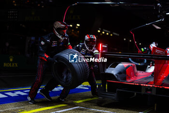 2024-06-16 - Porsche Penske Motorsport mecaniciens, mechanics during the 2024 24 Hours of Le Mans, 4th round of the 2024 FIA World Endurance Championship, on the Circuit des 24 Heures du Mans, from June 15 to 16, 2024 in Le Mans, France - 24 HEURES DU MANS 2024 - RACE - ENDURANCE - MOTORS