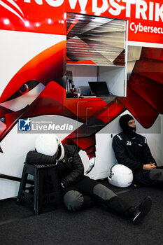 2024-06-16 - Mechanics during the 2024 24 Hours of Le Mans, 4th round of the 2024 FIA World Endurance Championship, on the Circuit des 24 Heures du Mans, from June 15 to 16, 2024 in Le Mans, France - 24 HEURES DU MANS 2024 - RACE - ENDURANCE - MOTORS