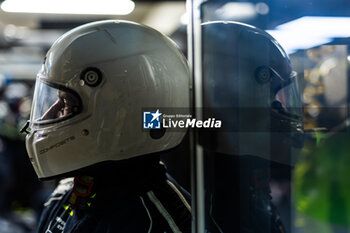 2024-06-16 - Mechanic during the 2024 24 Hours of Le Mans, 4th round of the 2024 FIA World Endurance Championship, on the Circuit des 24 Heures du Mans, from June 15 to 16, 2024 in Le Mans, France - 24 HEURES DU MANS 2024 - RACE - ENDURANCE - MOTORS