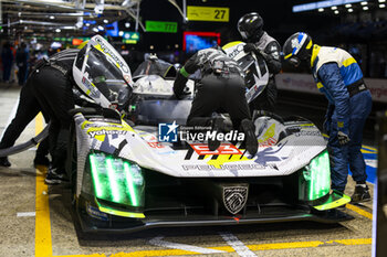 2024-06-16 - 93 VERGNE Jean-Eric (fra), JENSEN Mikkel (dnk), MULLER Nico (swi), Peugeot TotalEnergies, Peugeot 9x8 #93, Hypercar, FIA WEC, pit stop during the 2024 24 Hours of Le Mans, 4th round of the 2024 FIA World Endurance Championship, on the Circuit des 24 Heures du Mans, from June 15 to 16, 2024 in Le Mans, France - 24 HEURES DU MANS 2024 - RACE - ENDURANCE - MOTORS