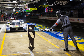 2024-06-16 - 94 VANDOORNE Stoffel (bel), DUVAL Loïc (fra), DI RESTA Paul (gbr), Peugeot TotalEnergies, Peugeot 9x8 #94, Hypercar, FIA WEC, pit stop during the 2024 24 Hours of Le Mans, 4th round of the 2024 FIA World Endurance Championship, on the Circuit des 24 Heures du Mans, from June 15 to 16, 2024 in Le Mans, France - 24 HEURES DU MANS 2024 - RACE - ENDURANCE - MOTORS