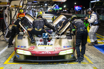 2024-06-16 - 38 RASMUSSEN Oliver (dnk), HANSON Philip (gbr), BUTTON Jenson (gbr), Hertz Team Jota, Porsche 963 #38, Hypercar, FIA WEC, pit during the 2024 24 Hours of Le Mans, 4th round of the 2024 FIA World Endurance Championship, on the Circuit des 24 Heures du Mans, from June 15 to 16, 2024 in Le Mans, France - 24 HEURES DU MANS 2024 - RACE - ENDURANCE - MOTORS