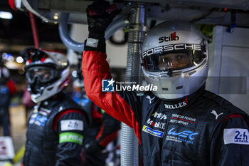 2024-06-16 - Porsche Penske Motorsport, pit stop during the 2024 24 Hours of Le Mans, 4th round of the 2024 FIA World Endurance Championship, on the Circuit des 24 Heures du Mans, from June 15 to 16, 2024 in Le Mans, France - 24 HEURES DU MANS 2024 - RACE - ENDURANCE - MOTORS