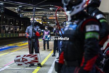 2024-06-16 - Porsche Penske Motorsport, pit stop during the 2024 24 Hours of Le Mans, 4th round of the 2024 FIA World Endurance Championship, on the Circuit des 24 Heures du Mans, from June 15 to 16, 2024 in Le Mans, France - 24 HEURES DU MANS 2024 - RACE - ENDURANCE - MOTORS