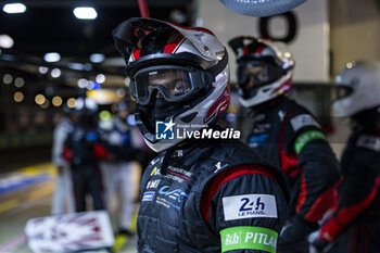 2024-06-16 - Porsche Penske Motorsport, pit stop during the 2024 24 Hours of Le Mans, 4th round of the 2024 FIA World Endurance Championship, on the Circuit des 24 Heures du Mans, from June 15 to 16, 2024 in Le Mans, France - 24 HEURES DU MANS 2024 - RACE - ENDURANCE - MOTORS