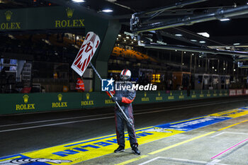 2024-06-16 - Porsche Penske Motorsport, pit stop during the 2024 24 Hours of Le Mans, 4th round of the 2024 FIA World Endurance Championship, on the Circuit des 24 Heures du Mans, from June 15 to 16, 2024 in Le Mans, France - 24 HEURES DU MANS 2024 - RACE - ENDURANCE - MOTORS