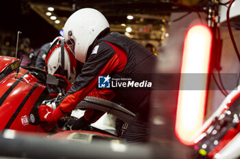 2024-06-16 - Porsche Penske Motorsport, pit stop during the 2024 24 Hours of Le Mans, 4th round of the 2024 FIA World Endurance Championship, on the Circuit des 24 Heures du Mans, from June 15 to 16, 2024 in Le Mans, France - 24 HEURES DU MANS 2024 - RACE - ENDURANCE - MOTORS