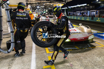 2024-06-16 - 38 RASMUSSEN Oliver (dnk), HANSON Philip (gbr), BUTTON Jenson (gbr), Hertz Team Jota, Porsche 963 #38, Hypercar, FIA WEC, pit during the 2024 24 Hours of Le Mans, 4th round of the 2024 FIA World Endurance Championship, on the Circuit des 24 Heures du Mans, from June 15 to 16, 2024 in Le Mans, France - 24 HEURES DU MANS 2024 - RACE - ENDURANCE - MOTORS