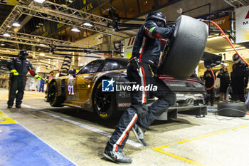 2024-06-16 - 91 LIETZ Richard (aut), SCHURING Morris (nld), SHAHIN Yasser (aus), Manthey EMA, Porsche 911 GT3 R #91, LM GT3, FIA WEC, pit stop during the 2024 24 Hours of Le Mans, 4th round of the 2024 FIA World Endurance Championship, on the Circuit des 24 Heures du Mans, from June 15 to 16, 2024 in Le Mans, France - 24 HEURES DU MANS 2024 - RACE - ENDURANCE - MOTORS