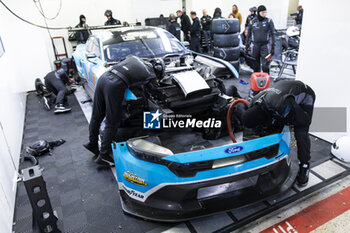 2024-06-16 - 77 BARKER Ben (gbr), HARDWICK Ryan (usa), ROBICHON Zacharie (can), Proton Competition, Ford Mustang GT3 #77, LM GT3, FIA WEC, pit stop during the 2024 24 Hours of Le Mans, 4th round of the 2024 FIA World Endurance Championship, on the Circuit des 24 Heures du Mans, from June 15 to 16, 2024 in Le Mans, France - 24 HEURES DU MANS 2024 - RACE - ENDURANCE - MOTORS