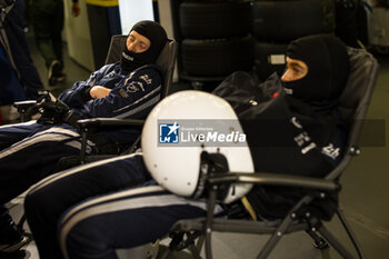 2024-06-16 - Heart of Racing Team, mecaniciens, mechanics during the 2024 24 Hours of Le Mans, 4th round of the 2024 FIA World Endurance Championship, on the Circuit des 24 Heures du Mans, from June 15 to 16, 2024 in Le Mans, France - 24 HEURES DU MANS 2024 - RACE - ENDURANCE - MOTORS